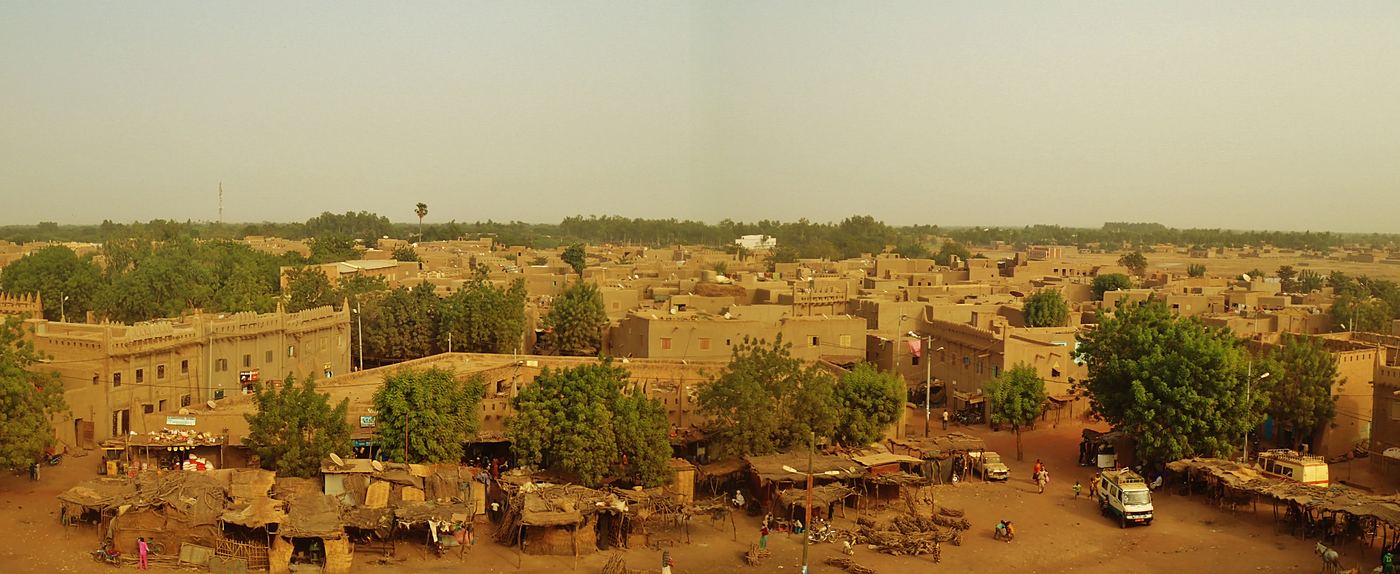 Panoramic rooftop view of the town of Djenné, Mali.