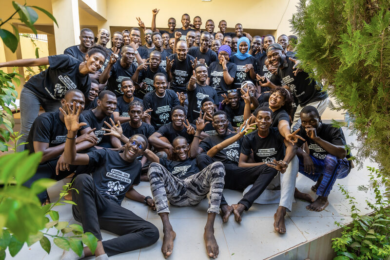 The full Kabakoo team, more than twenty people in Kabakoo shirts, gathered at La Maison de l'Étonnement in Bamako.